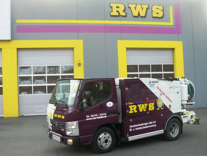 2-Achser Saugwagen mit geringer Höhe und mit RWS Firmenbeschriftung - seitenansicht