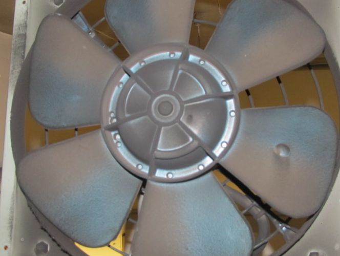 Verschmutztes Ventilatorrad einer Lüftungsstation vor Wartung