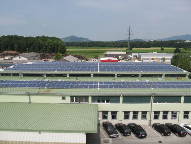 Photovoltaikanlage auf dem Dach einer Lagerhalle