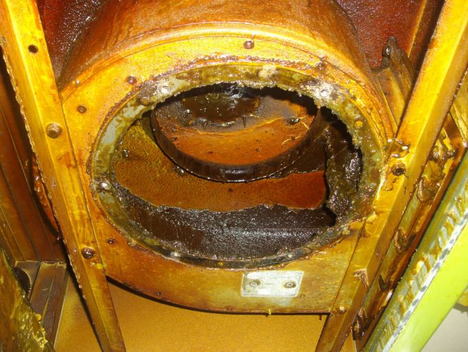 Motorgehäuse in einer Großküche mit starker Verschmutzung vor der Reinigung durch RWS