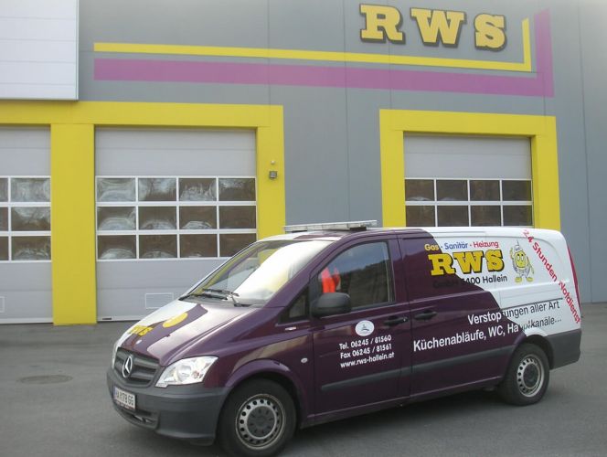 HD-Spülwagen mit geringer Höhe und mit RWS Firmenbeschriftung - frontansicht