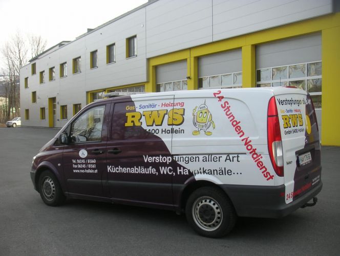 HD-Spülwagen mit geringer Höhe für Kanalreinigung in Tiefgarage mit der RWS Firmenbeschriftung