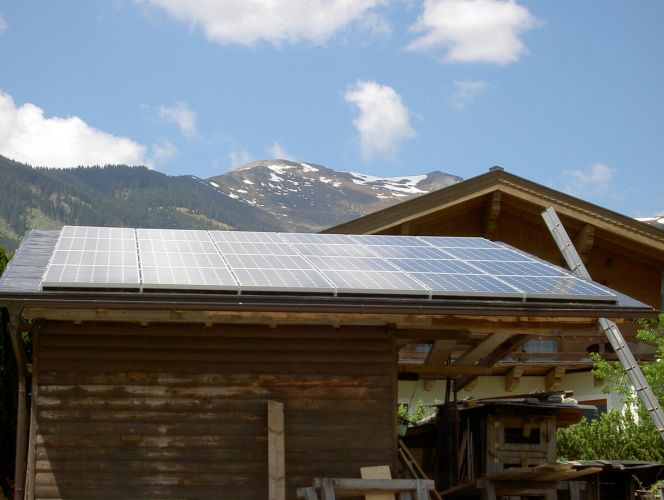 Photovoltaikanlage auf dem Dach eines Gartenhauses