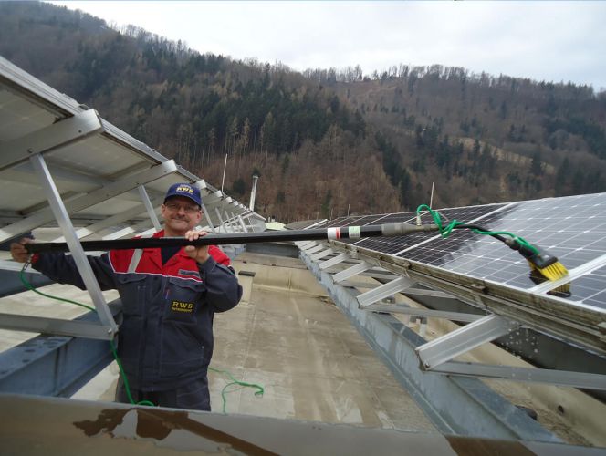 Photovoltaikanlage während der Reinigung von einem RWS Mitarbeiter