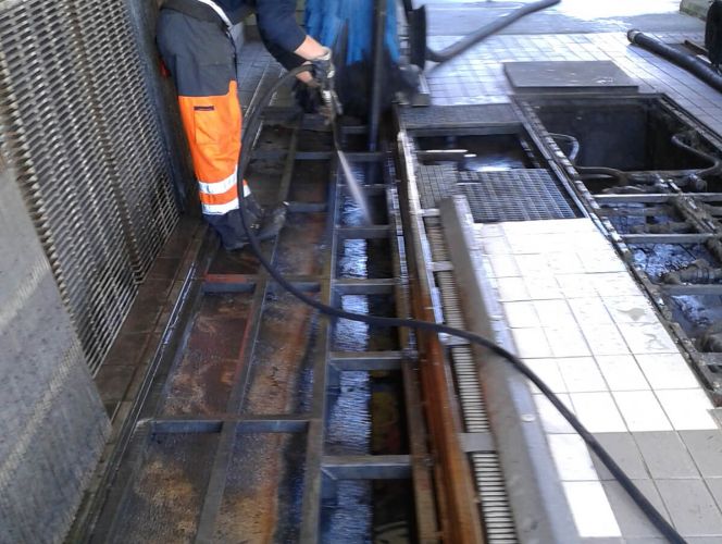 Verschmutzter Schacht in einer Waschstraße während der Reinigung durch RWS
