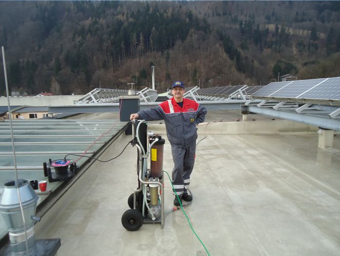 Photovoltaikanlage während der Reinigung durch RWS Mitarbeiter