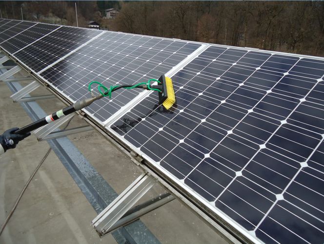 Photovoltaikanlage während der Reinigung durch RWS