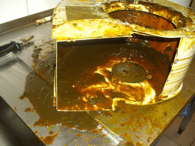 Motorgehäuse in einer Großküche mit starker Verschmutzung vor Reinigung durch RWS