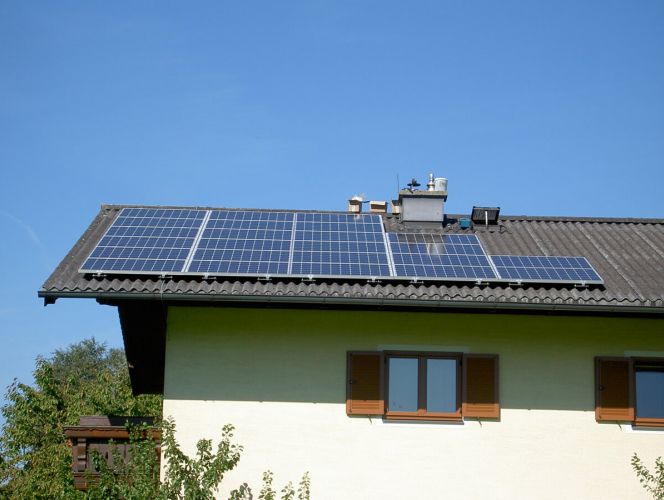 Photovoltaikanlage auf dem Dach von einem Haus