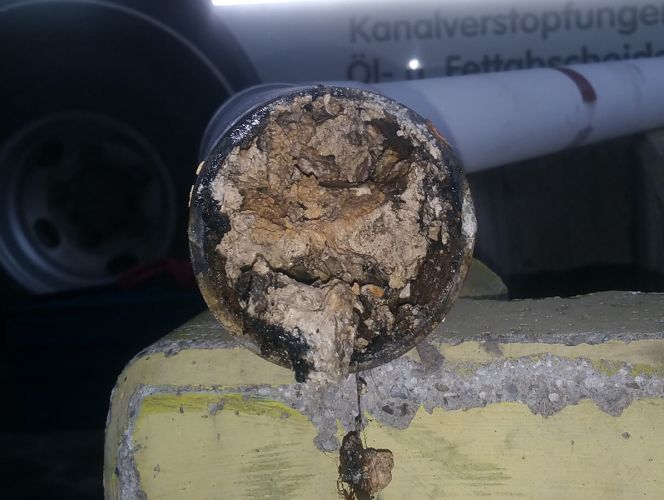 Verstopftes Rohr vor Sanierung und Reinigung