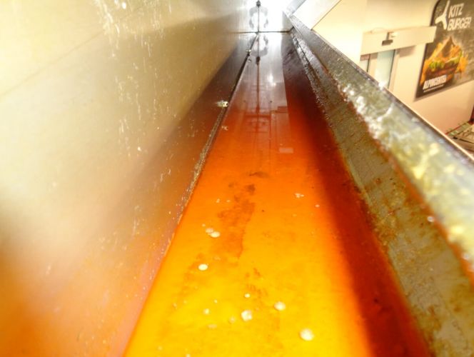 Stark verschmutzter Fettkanal in einer Großküche vor der Reinigung durch RWS