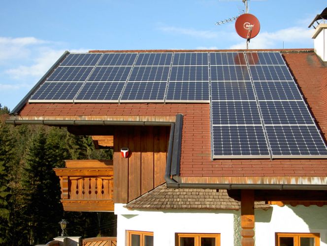 Photovoltaikanlage auf dem Dach eines Hauses - seitenansicht