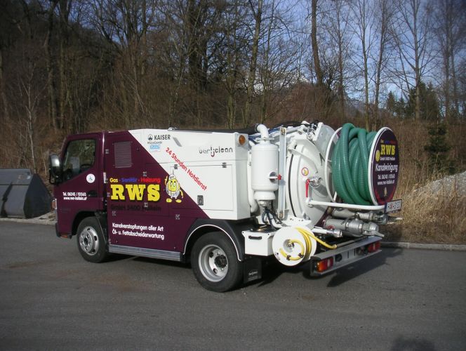 2-Achser Saugwagen mit geringer Höhe und mit RWS Firmenbeschriftung - rückansicht