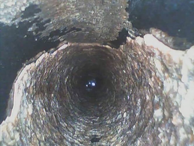 Verkrustetes Rohr vor Reinigun, Sanierung und Spülung