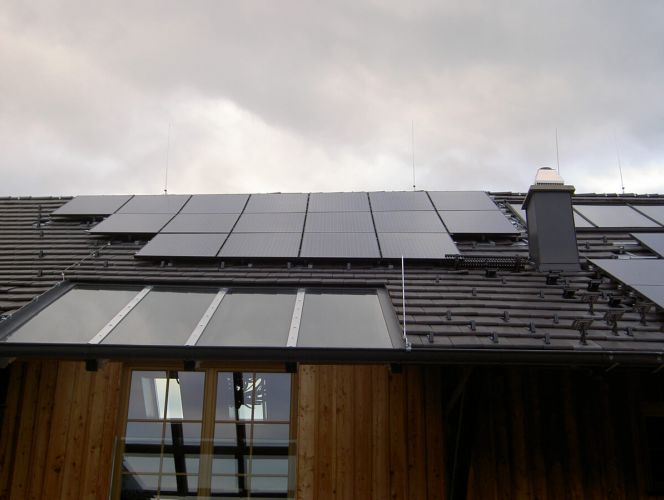 Photovoltaikanlage auf dem Dach eines Hauses - frontansicht
