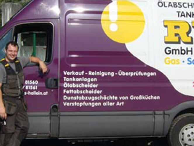 Fahrzeug mit RWS Schriftzug und Mitarbeiter