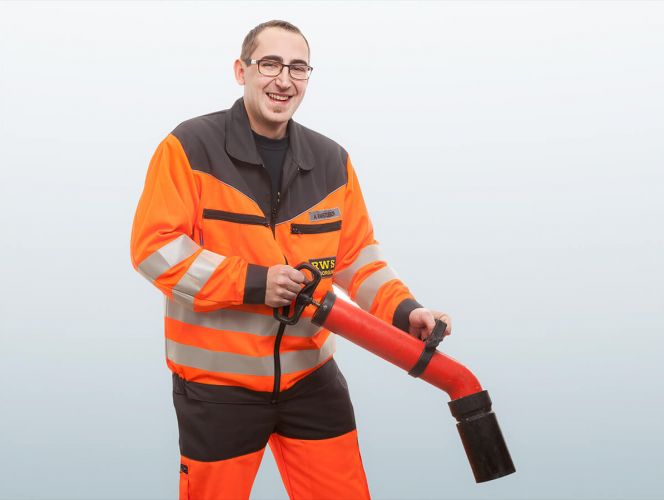 RWS-Techniker mit Ausrüstung für Rohrarbeiten