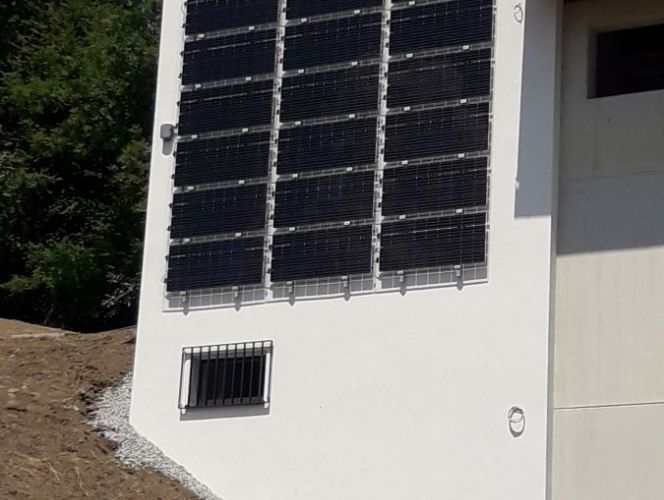 Photovoltaikanlage an einer Gebäudeseitenwand installiert