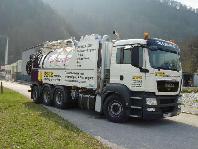 Einsatzfahrzeug Supersauger Trockensaugung Pellets mit RWS Firmenbeschriftung