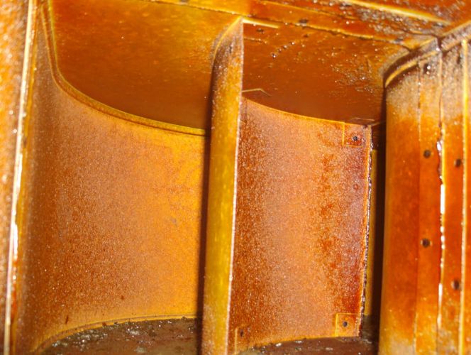 Biegung in einer Großküche mit starker Verschmutzung vor der Reinigung durch RWS