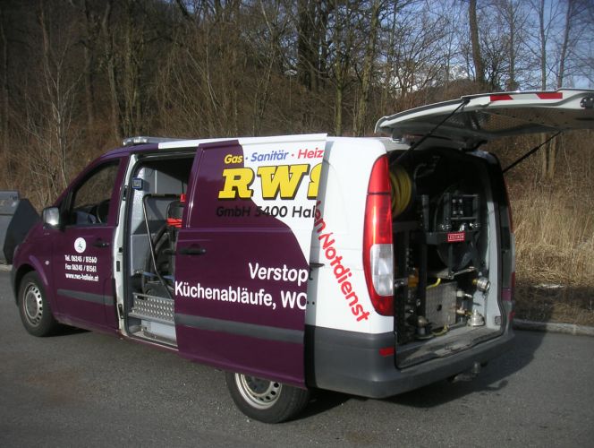 HD-Spülwagen mit geringer Höhe und RWS Firmenbeschriftung - rückansicht