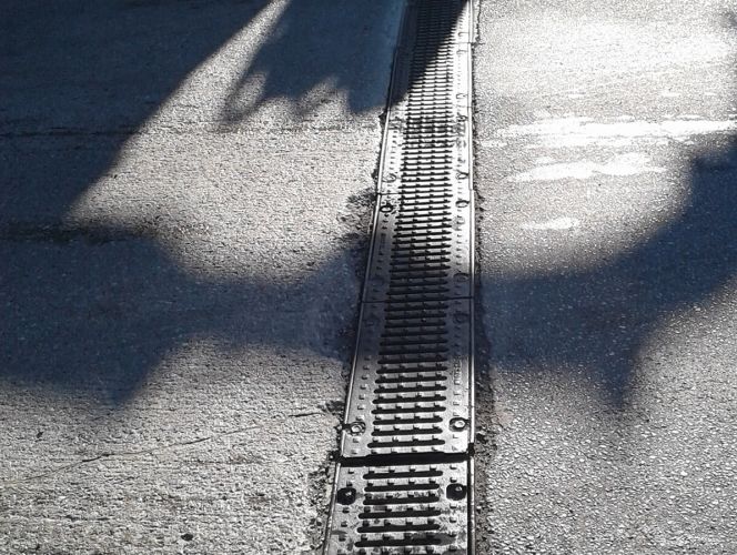 Verschmutzte Rigole vor der Reinigung