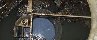 Verschmutzter Ölabscheider-Schacht vor der Reinigung