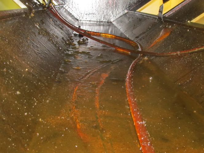 Fettkanal in einer Großküche mit starker Verschmutzung vor der Reinigung durch RWS