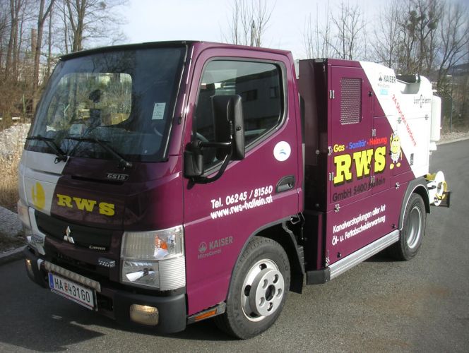2-Achser Saugwagen mit geringer Höhe und RWS Firmenbeschriftung - frontansicht