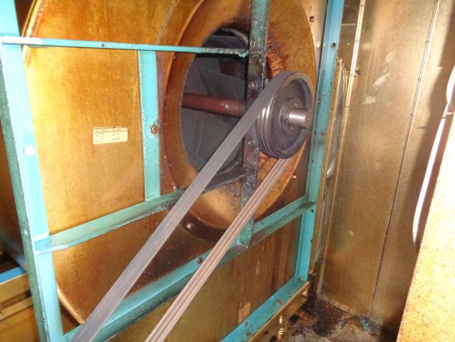 Verschmutztes Ventilatorgehäuse und -rad einer Lüftungsstation