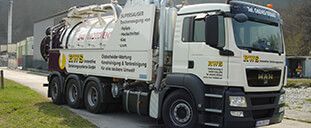 Einsatzfahrzeug Supersauger Trockensaugung Pellets mit RWS Firmenbeschriftung